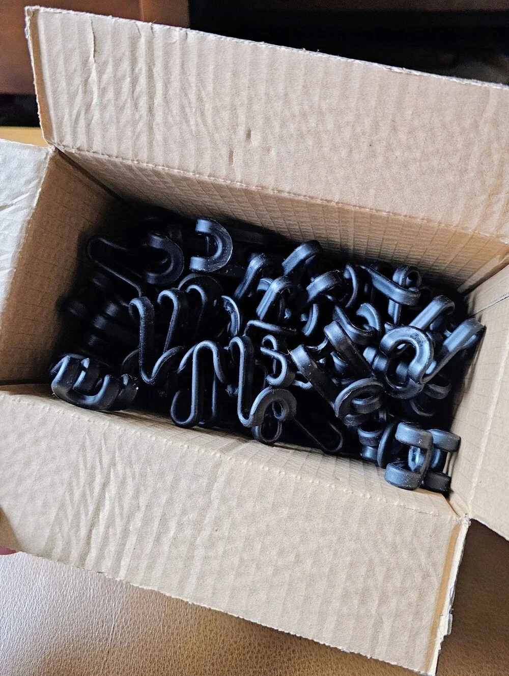 NEW In Box 100Pcs Space Saving Hanger Hooks, Heavy Duty Plastic.